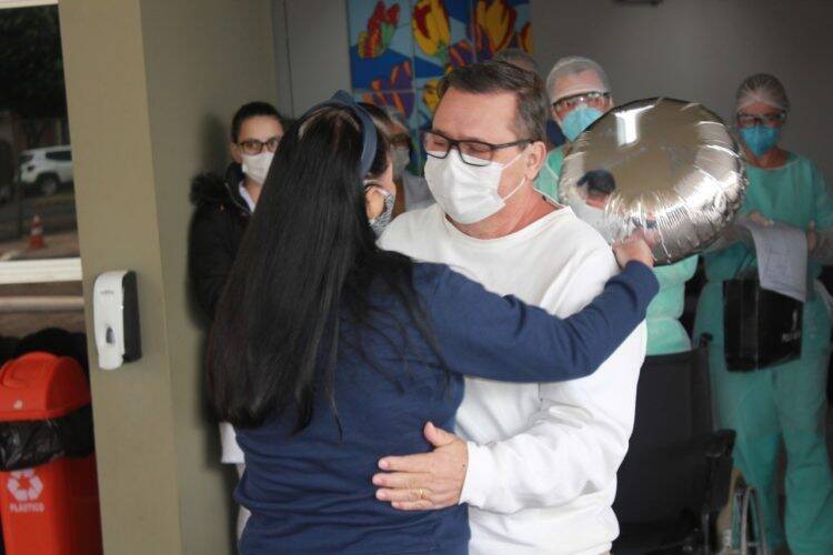 Recuperados da covid-19, mais dois pacientes recebem alta do HMCC