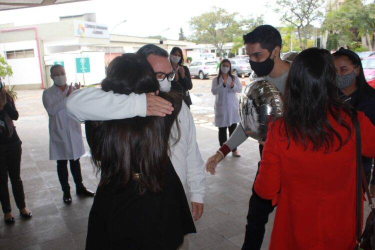Recuperados da covid-19, mais dois pacientes recebem alta do HMCC