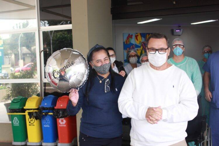 Recuperados da covid-19, mais dois pacientes recebem alta do HMCC