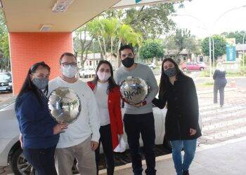 Recuperados da covid-19, mais dois pacientes recebem alta do HMCC