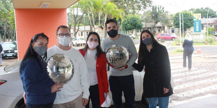 Recuperados da covid-19, mais dois pacientes recebem alta do HMCC