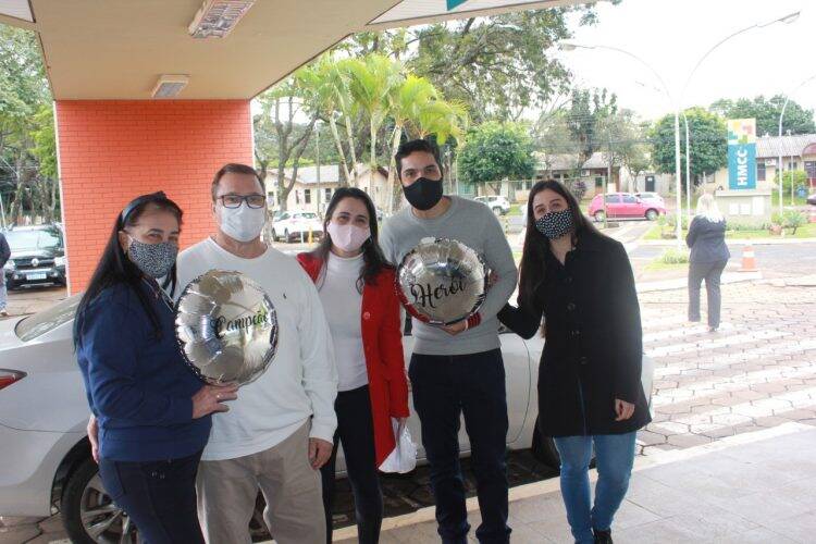 Recuperados da covid-19, mais dois pacientes recebem alta do HMCC