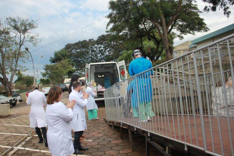 Recuperados da covid-19, mais dois pacientes recebem alta do HMCC