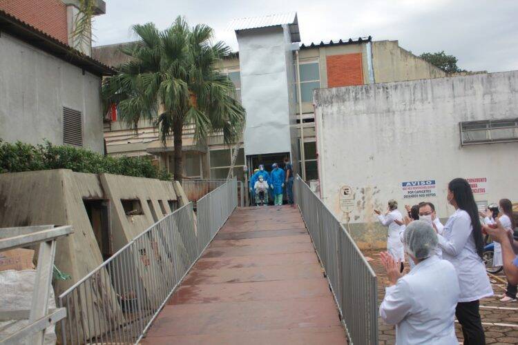 Recuperados da covid-19, mais dois pacientes recebem alta do HMCC