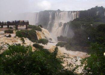 Governador sanciona lei que estadualiza arrecadação das Cataratas do Iguaçu