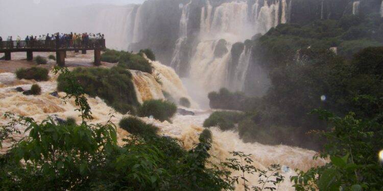 Governador sanciona lei que estadualiza arrecadação das Cataratas do Iguaçu