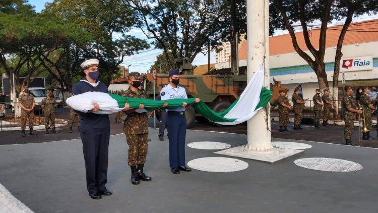 Hasteamento de bandeira gigante marca os 106 anos de Foz do Iguaçu