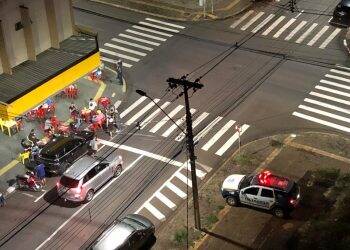 Fiscalização fecha bar após denúncia de aglomeração no centro