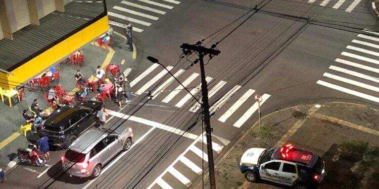 Fiscalização fecha bar após denúncia de aglomeração no centro