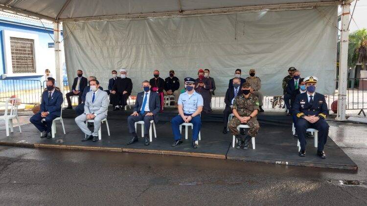Hasteamento de bandeira gigante marca os 106 anos de Foz do Iguaçu
