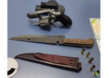 Pra não usar máscara em mercado, cliente ataca gerente com faca e é morto a tiros