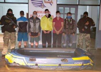 Cinco homens são presos tentando entrar no Paraguai em um bote inflável