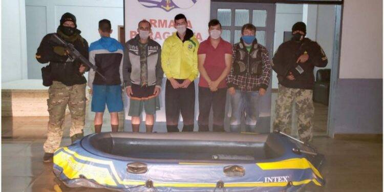 Cinco homens são presos tentando entrar no Paraguai em um bote inflável