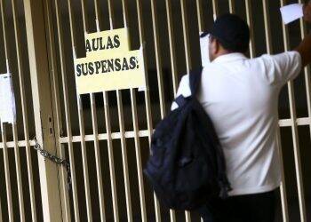 Com escolas fechadas, pais enfrentam desafios no retorno ao trabalho