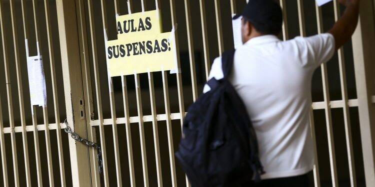 Com escolas fechadas, pais enfrentam desafios no retorno ao trabalho