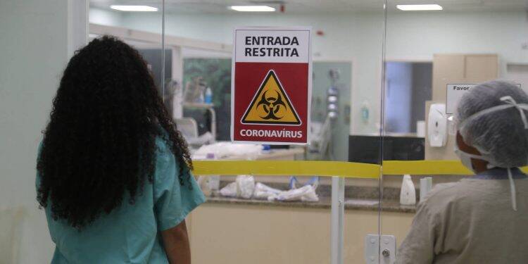 Três meses após primeiros casos, Covid-19 acelera no Paraná