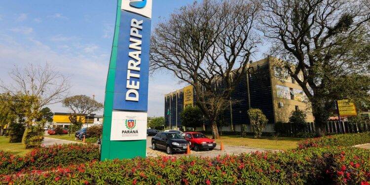 Detran-PR alerta sobre site falso de leilões