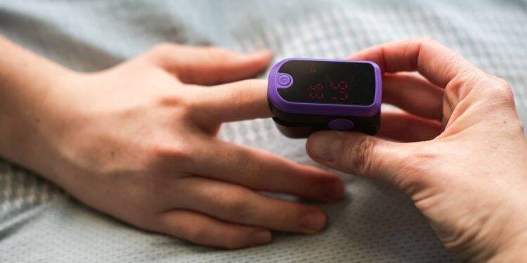 Saúde adota uso de oxímetro portátil em tratamento para a COVID-19