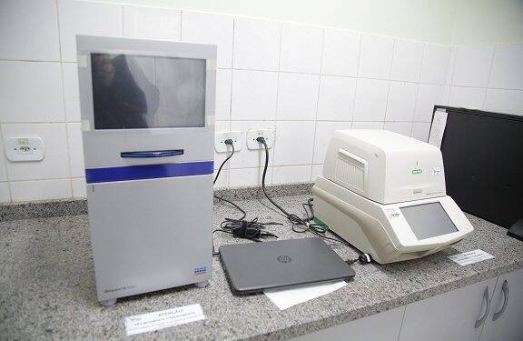 Laboratório Municipal recebe novo equipamento e amplia capacidade de testes para Covid-19