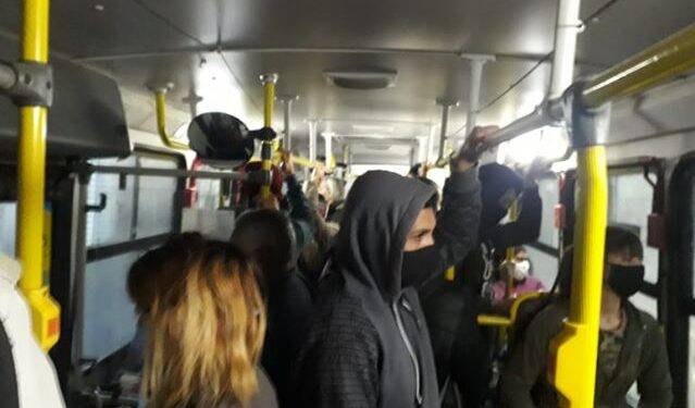 Usuário registra ônibus da linha Primeiro de Maio lotado nesta manhã