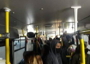 Usuário registra ônibus da linha Primeiro de Maio lotado nesta manhã