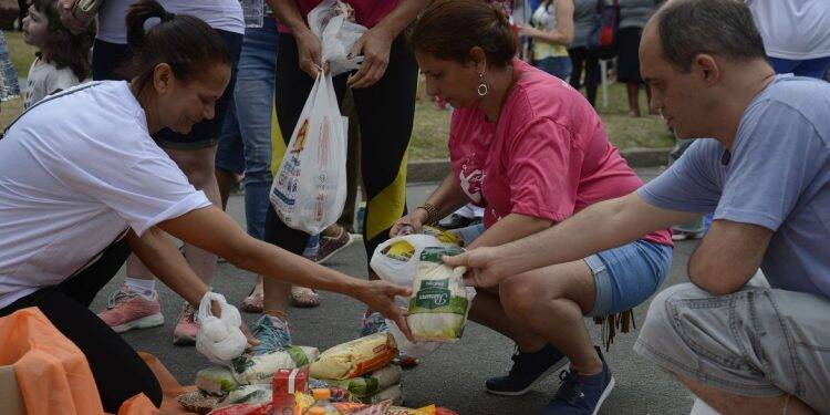 Faixa de extrema pobreza é a menor em 40 anos no Brasil
