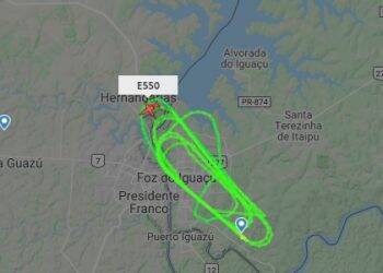 Avião que sobrevoou Foz neste sábado fazia inspeção no aeroporto