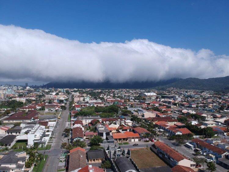 ‘Rua de Nuvens’ se forma no Litoral de Santa Catarina e fotos mostram fenômeno no Paraná