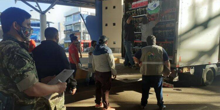 Paraguai fiscaliza retomada de pequenos transportadores pela Ponte da Amizade