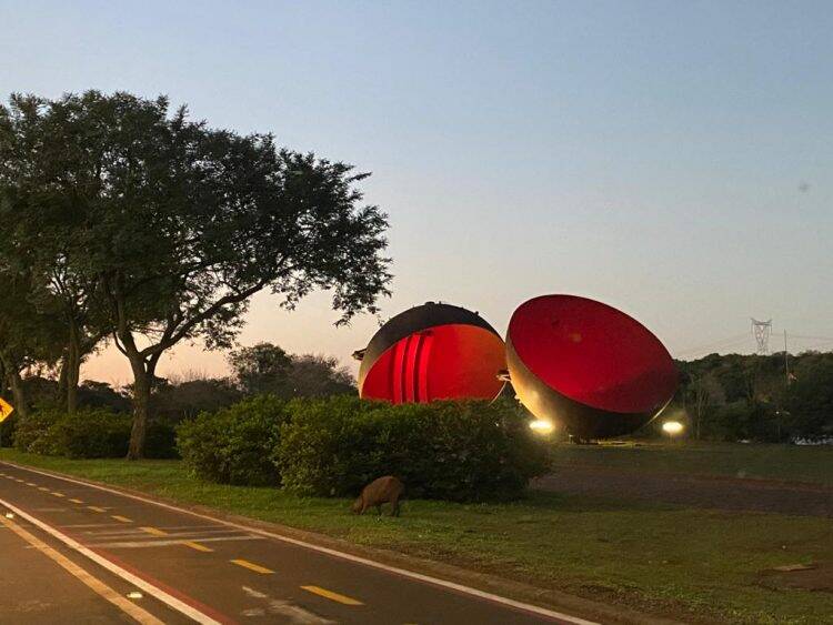 Sistema de iluminação em led alterna cores de monumentos da Itaipu
