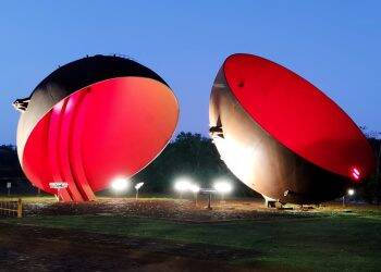 Sistema de iluminação em led alterna cores de monumentos da Itaipu