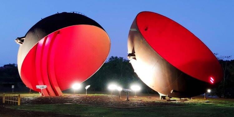 Sistema de iluminação em led alterna cores de monumentos da Itaipu