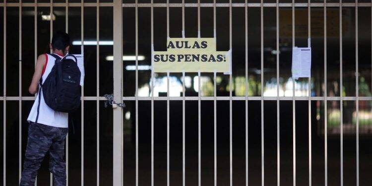 Senado aprova MP que suspende número mínimo de dias letivos