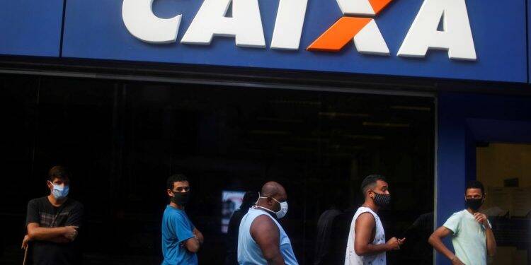 Caixa paga 4ª parcela de auxílio a beneficiários do Bolsa Família