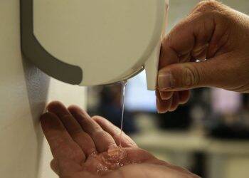 Por que o álcool em gel ficou grudento desde o início da pandemia de Covid-19?