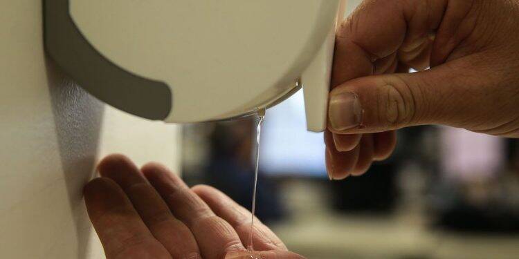 Por que o álcool em gel ficou grudento desde o início da pandemia de Covid-19?