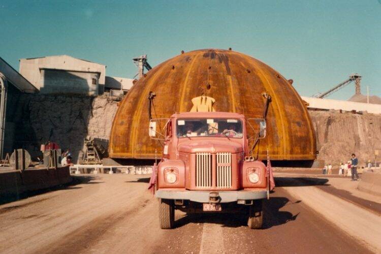 Sistema de iluminação em led alterna cores de monumentos da Itaipu