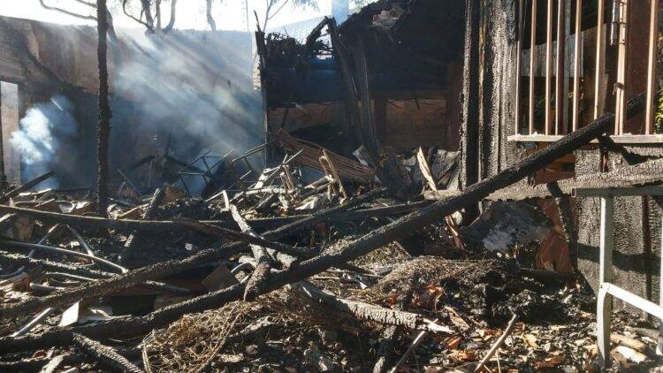 Veja as imagens desta manhã da residência destruída pelo fogo