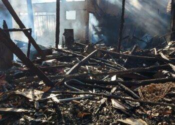 Veja as imagens desta manhã da residência destruída pelo fogo