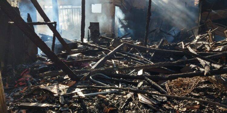Veja as imagens desta manhã da residência destruída pelo fogo