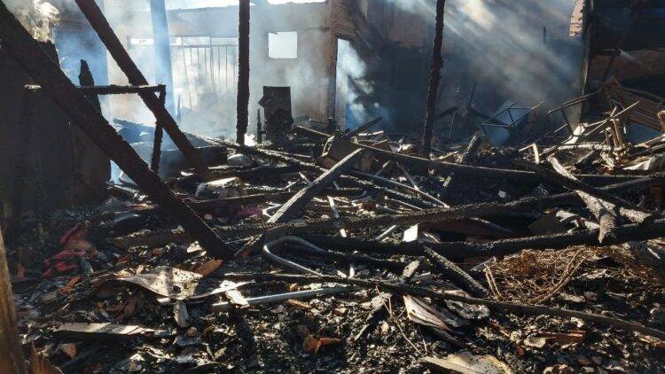Veja as imagens desta manhã da residência destruída pelo fogo