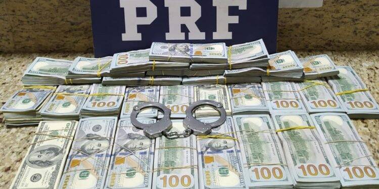 PRF apreende 268 mil dólares que saíam da fronteira