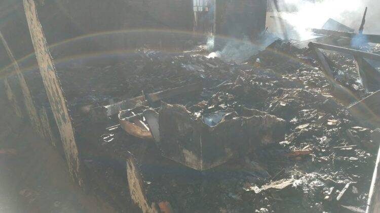 Veja as imagens desta manhã da residência destruída pelo fogo