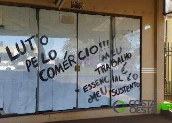 Em Medianeira, Comerciantes usam cartazes para protestar contra Decreto estadual