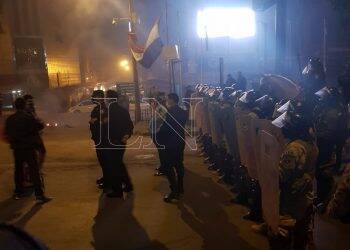 Manifestação no Paraguai deixa caminhões parados na Ponte da Amizade