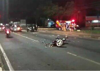 Motociclista colide contra veículo e fica em estado grave na Avenida Costa e Silva