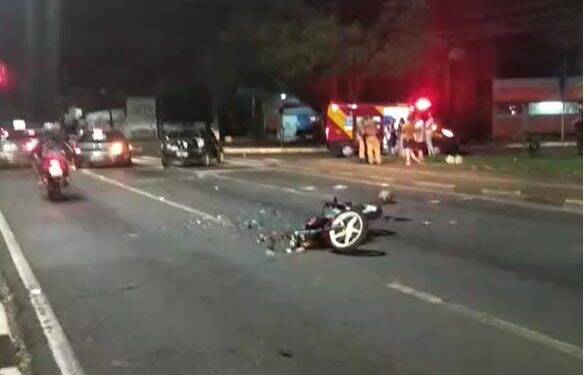Motociclista colide contra veículo e fica em estado grave na Avenida Costa e Silva