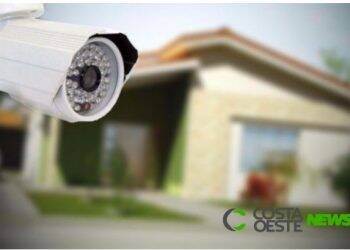 Oeste: mulher instala câmera em direção a residência do vizinho e polícia é acionada