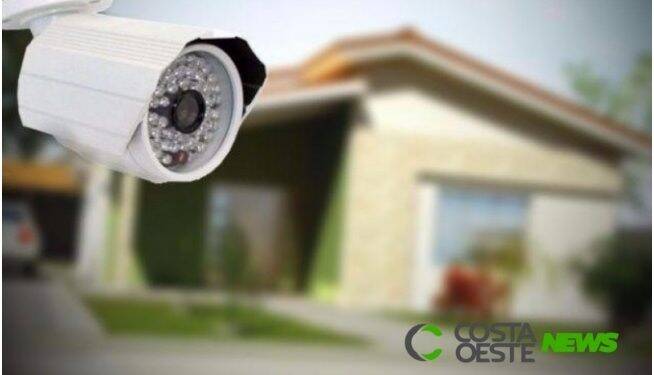 Oeste: mulher instala câmera em direção a residência do vizinho e polícia é acionada