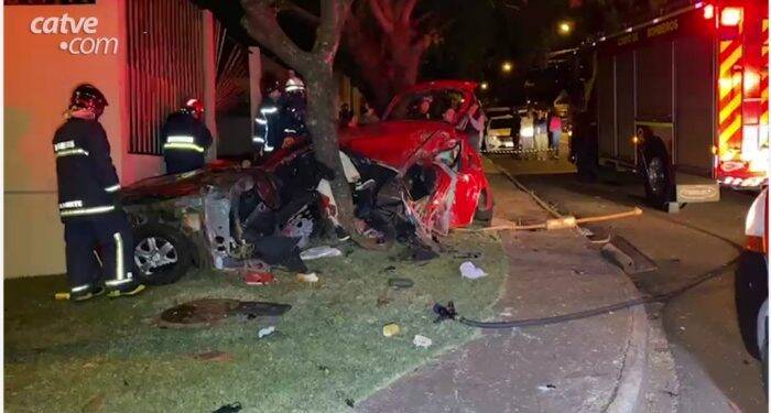 Jovem sem CNH morre após carro partir ao meio em acidente em Cascavel